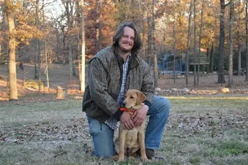 dueño de perro feliz con su perro mascota