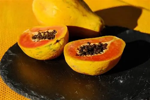 papaya cortada por la mitad