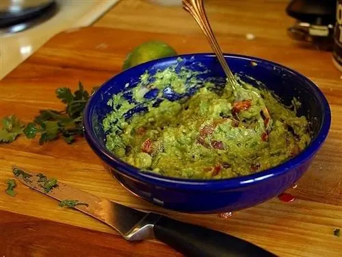 Guacamole na niebieskim pucharze