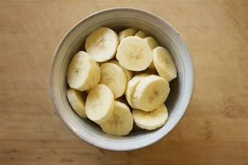 gesneden bananen in een keramische kom