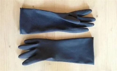 Des gants en caoutchouc