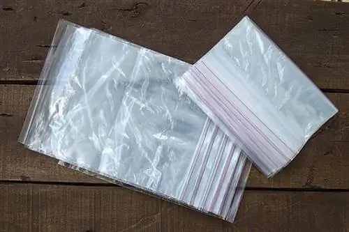 zip lock ჩანთები ხის მაგიდაზე