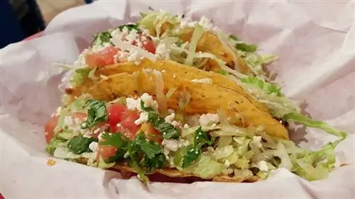 tacos kwenye sahani na karatasi