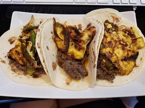 tacos sa puting plato