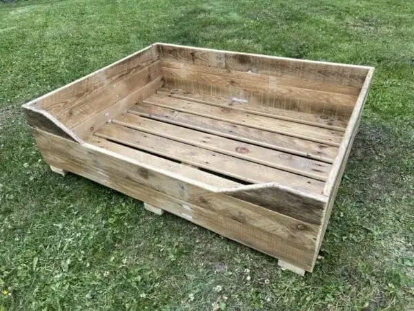 DIY Pallet Dog txaj