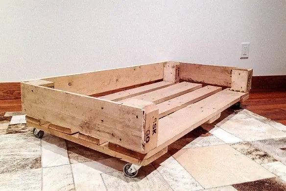 Cama para perros con paletas de madera