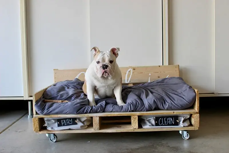 Cama de bricolaje para perros con paletas con ruedas