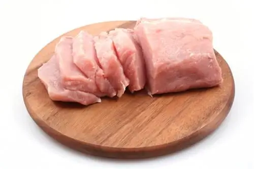 Schweinefleisch auf Holzbrett