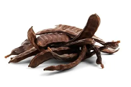 carob trong nền trắng