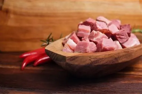 Chuletas de ternera en un cuenco de madera