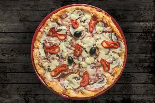 Pizza az asztalon