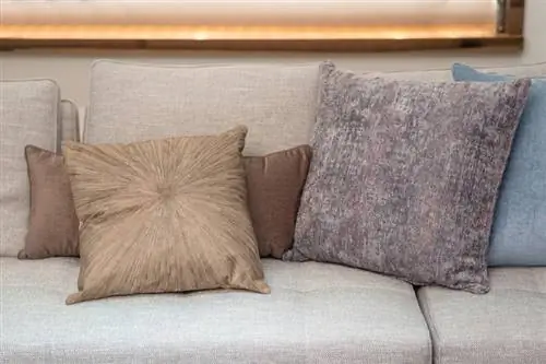 melembutkan dekorasi bantal di sofa abu-abu