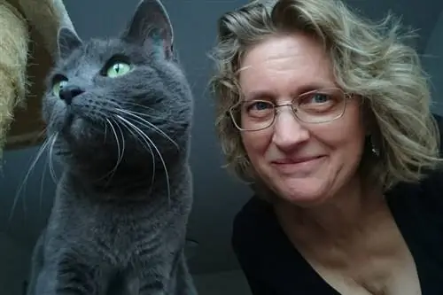 Femme posant avec un chat