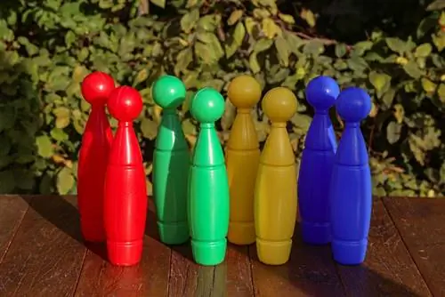 mga laruan ng bowling pin sa sahig na gawa sa kahoy