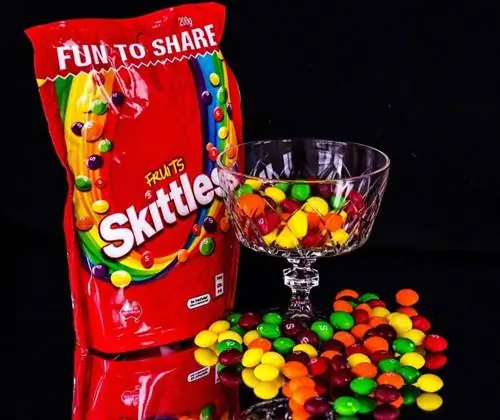 Pişiklər Skittles Yeyə bilərmi? Nə Bilməlisən