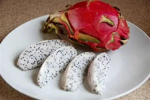 rodajas de fruta del dragón en un plato blanco