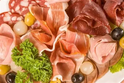 carne de prosciutto en una charcutería