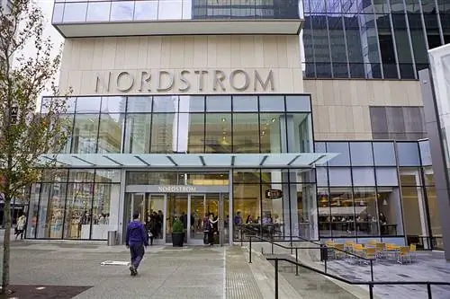 Ar Nordstrom leidžia šunis? 2023 m. parduotuvės politika ir patarimai