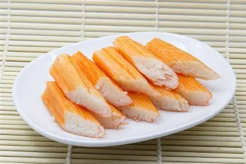 isang plato ng imitasyon na crab sticks