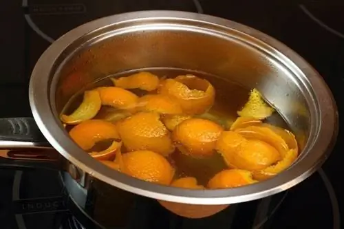 Cocine a fuego lento la piel de naranja en almíbar_ffolas_shutterstock