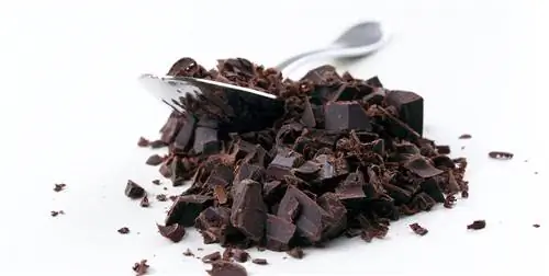 cucchiaio e cioccolato tritato