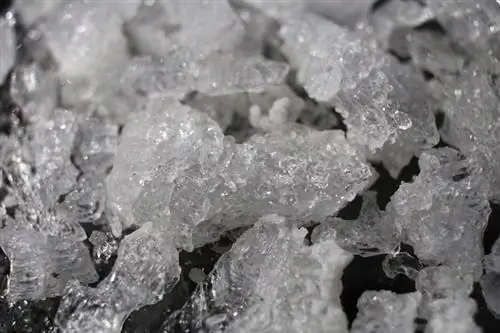 crystals ntawm poov tshuaj nitrate