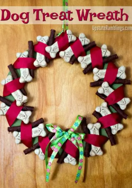 DIY Mbwa Kutibu Wreath