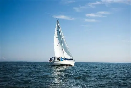 perahu di tengah laut