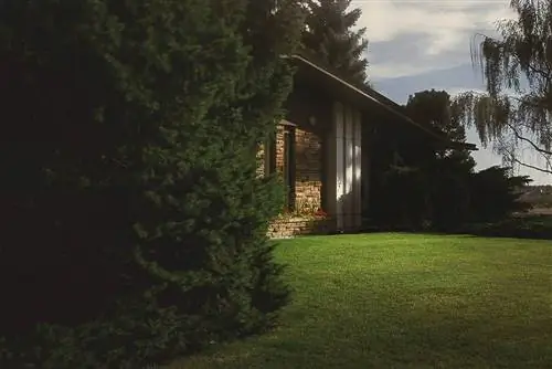 vue partielle d'une maison avec une pelouse paysagée