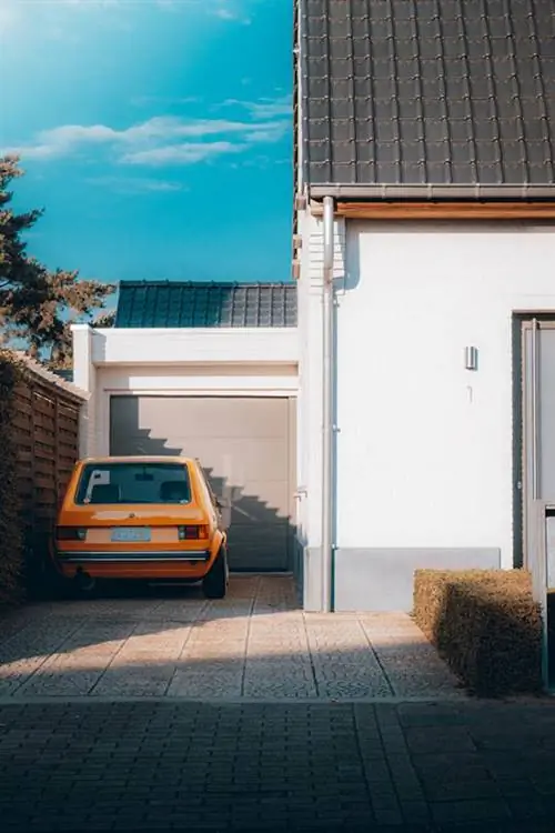 voiture garée dans le garage pavé