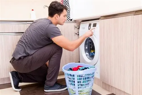 lalaking gumagamit ng washing machine