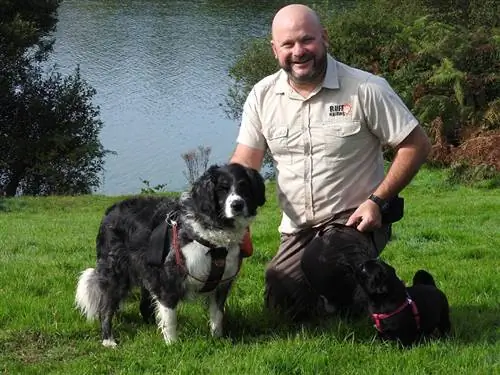 een hond naast zijn trainer