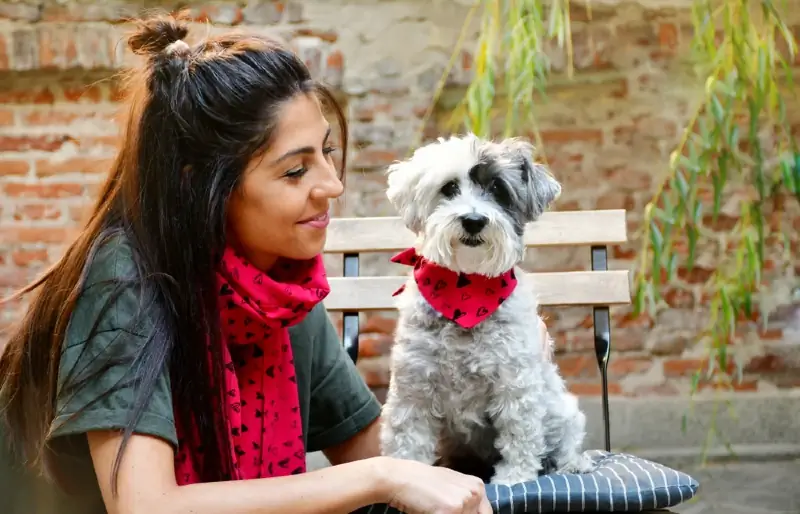 mujer con perro bichón habanero