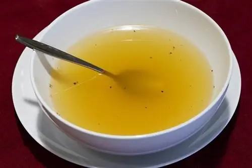 Sopa de brou de pollastre en un bol