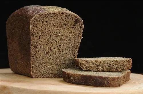 Pane di segale in sfondo nero