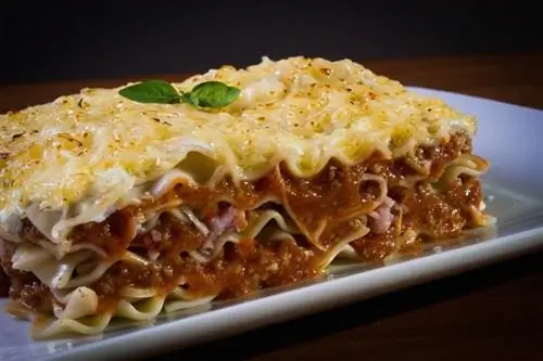 Lasagne punaisen lihan kastikkeella