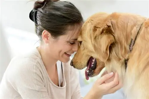 Potret wanita dengan dog_goodluz_shutterstock