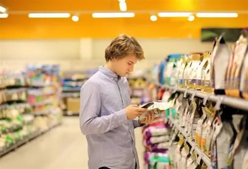 uomo che compra cibo per animali domestici