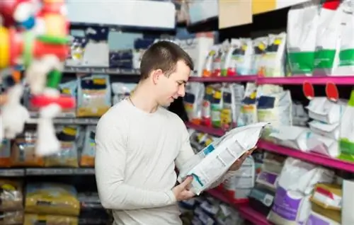 uomo che compra cibo per animali domestici