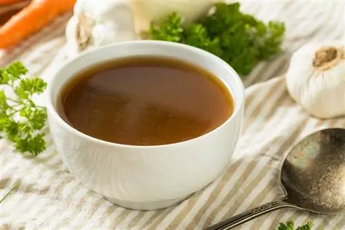 caldo de osso de carne orgânico caseiro em uma tigela