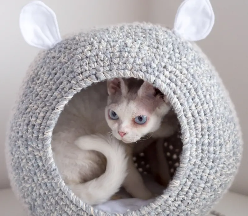 Cama con orejas de gato a crochet