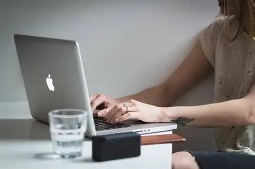 Mujer en computadora investigando