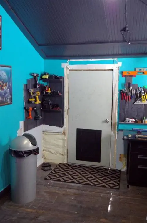 Doggie Door – Cara Membina Pintu Anjing DIY yang hampir tidak boleh dihancurkan