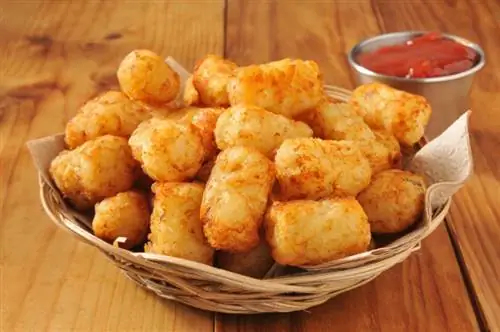 cesta de tater tots em um balcão de madeira rústica