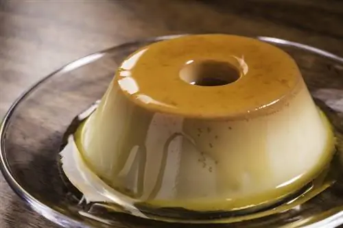 Vanilla puding sa isang plato