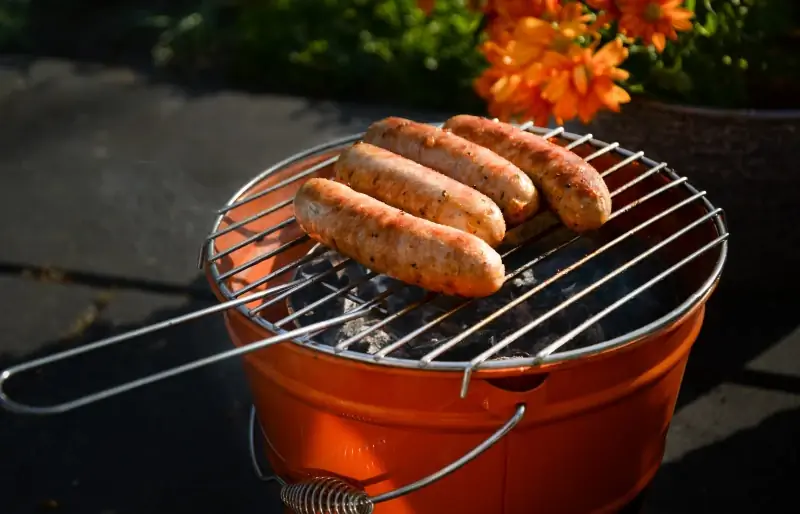 bratwurst sausages niluluto sa isang grill