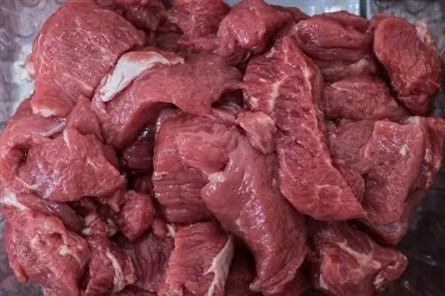 Ritagli di carne su un tavolo