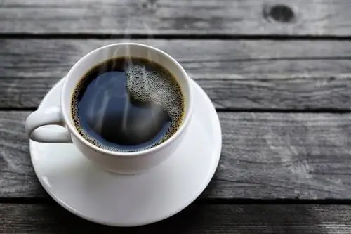 tasse de café sur une table en bois