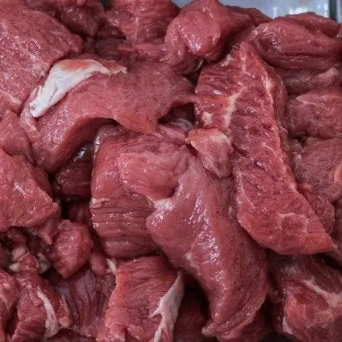 Ritagli di carne su un tavolo