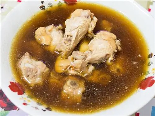 zuppa di pollo alla cinese in una ciotola